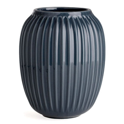 Se Kähler - Hammershøi vase, 21 cm antracitgrå ✔ Kæmpe udvalg i Kähler ✔ Hurtig levering: 1 - 2 Hverdage samt billig fragt - Varenummer: RKTK-K692366 og barcode / Ean: '5703779153810 på lager - Udsalg på Spar op til 66% - Over 1354 design mærker på udsalg