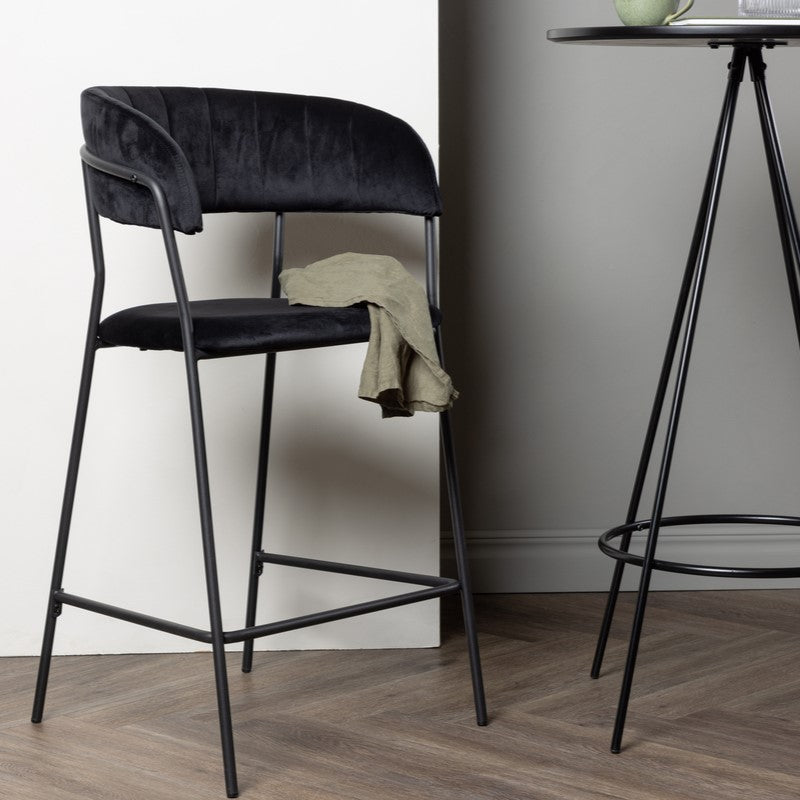 Se Kong - 2 Barstole i sort fløjl og metal ❤ Kæmpe udvalg i 3-nordic - Køb online på udsalg og tilbud lige nu ❤ Meget billig fragt og hurtig levering - Varenummer: 3-nordic-5316 og barcode / Ean: på lager - Udsalg på Spisestue - Barstole Op til 61% rabat - Kendte mærker på udsalg – over 1.329 brands