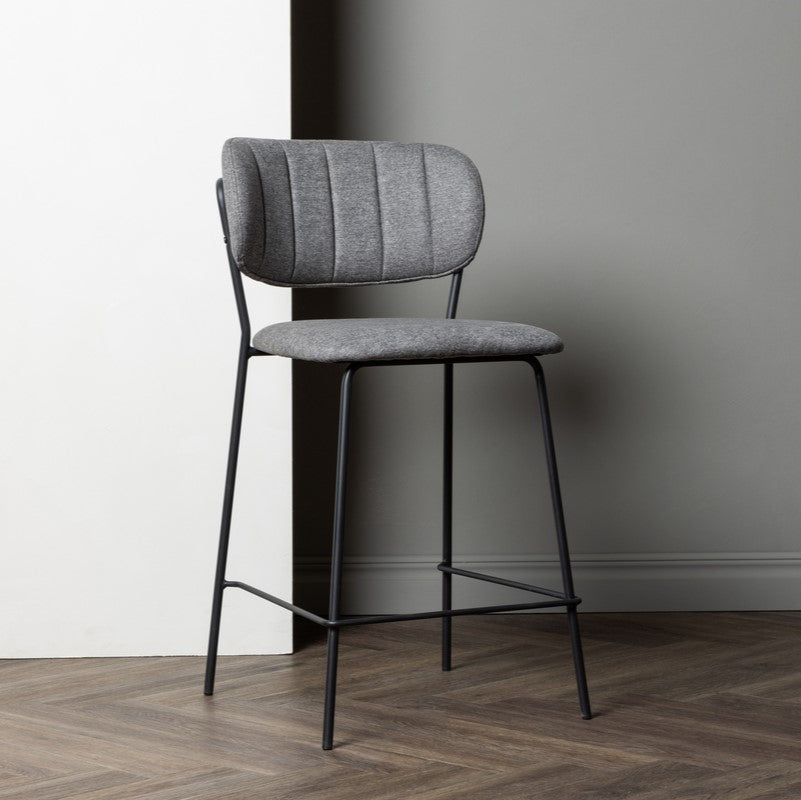 Se Graham - 2 Barstole i gråt stof og metal ❤ Kæmpe udvalg i 3-nordic - Køb online på udsalg og tilbud lige nu ❤ Billig fragt • Hurtig levering - Varenummer: 3-nordic-5315 og barcode / Ean: på lager - Udsalg på Spisestue - Barstole Spar helt op til 73% - Stort udsalg på over 739 brands