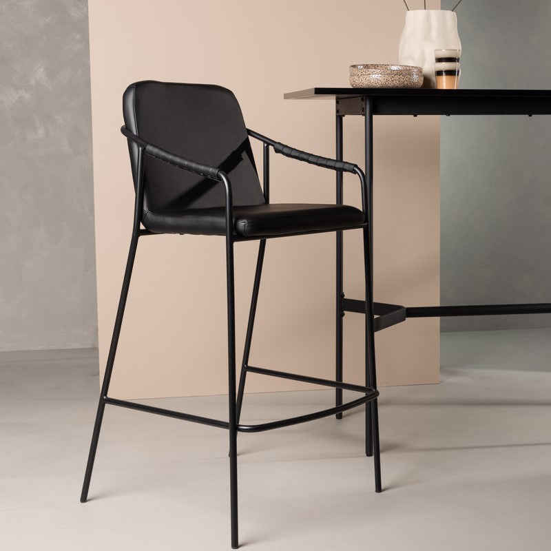 Se Rocky - 2 Barstole i sort kunstlæder og metal ❤ Kæmpe udvalg i 3-nordic - Køb online på udsalg og tilbud lige nu ❤ Super billig fragt og lynhurtig levering - Varenummer: 3-nordic-5318 og barcode / Ean: på lager - Udsalg på Spisestue - Barstole Store besparelser – op til 77% - Udsalg på mere end 2.281 populære mærker
