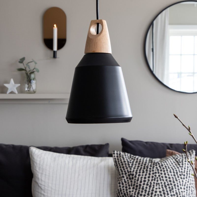 Se Owen - Pendel i sort metal ❤ Kæmpe udvalg i 3-nordic - Køb online på udsalg og tilbud lige nu ❤ Billig fragt og hurtig levering - Varenummer: 3-nordic-5351 og barcode / Ean: på lager - Udsalg på Lamper - Loftlamper - pendler - Pendler med 1 skærm Få op til 63% i rabat - Shop udsalg fra mere end 1.798 mærker