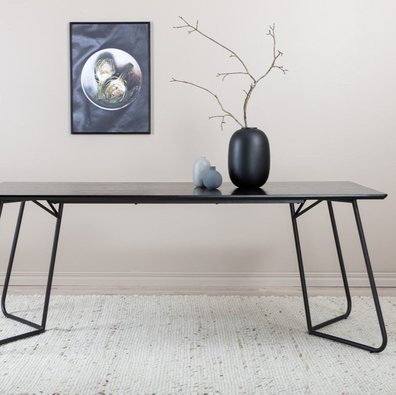 Se Pontius - Spisebord i sort egefiner og sort understel, rektangulær 90 x 190 cm ❤ Kæmpe udvalg i 3-nordic - Køb online på udsalg og tilbud lige nu ❤ Meget billig fragt og hurtig levering - Varenummer: 3-nordic-5450 og barcode / Ean: på lager - Udsalg på Spisestue - Spiseborde - Moderne designs - unikt, nytænkende og individuelt Få op til 67% i rabat - Shop udsalg fra mere end 1.798 mærker
