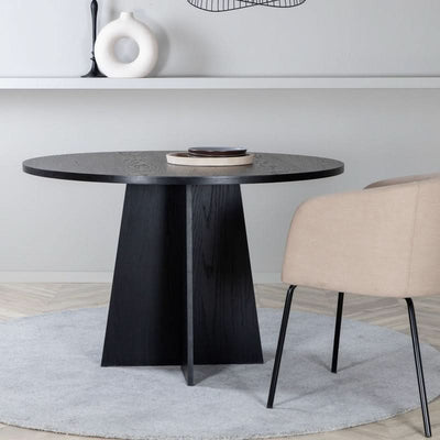 Se tilbud på Barney spisebord i sort egefiner, diameter 110 cm. Billigt udsalg! Hurtig levering: 1-2 hverdage. Varenummer: 3NDC-5399. Spar op til 56%.