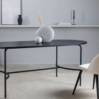 Se tilbud på Curvos spisebord i sort egefiner, oval 90 x 200 cm. Billigt udsalg! Hurtig levering: 1-2 hverdage. Varenummer: 3NDC-5447. Spar op til 65%.