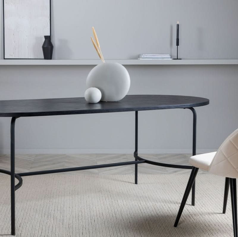 Se tilbud på Curvos spisebord i sort egefiner, oval 90 x 200 cm. Billigt udsalg! Hurtig levering: 1-2 hverdage. Varenummer: 3NDC-5447. Spar op til 65%.