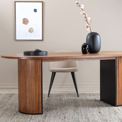 Se tilbud på Floyd spisebord i valnøddefiner, oval 200 x 90 cm. Billigt udsalg! Hurtig levering: 1-2 hverdage. Varenummer: 3NDC-5393. Spar op til 67%.