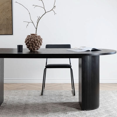Se tilbud på Floyd spisebord i sort egefiner, oval 200 x 90 cm. Billigt udsalg! Hurtig levering: 1-2 hverdage. Varenummer: 3NDC-5392. Spar op til 66%.