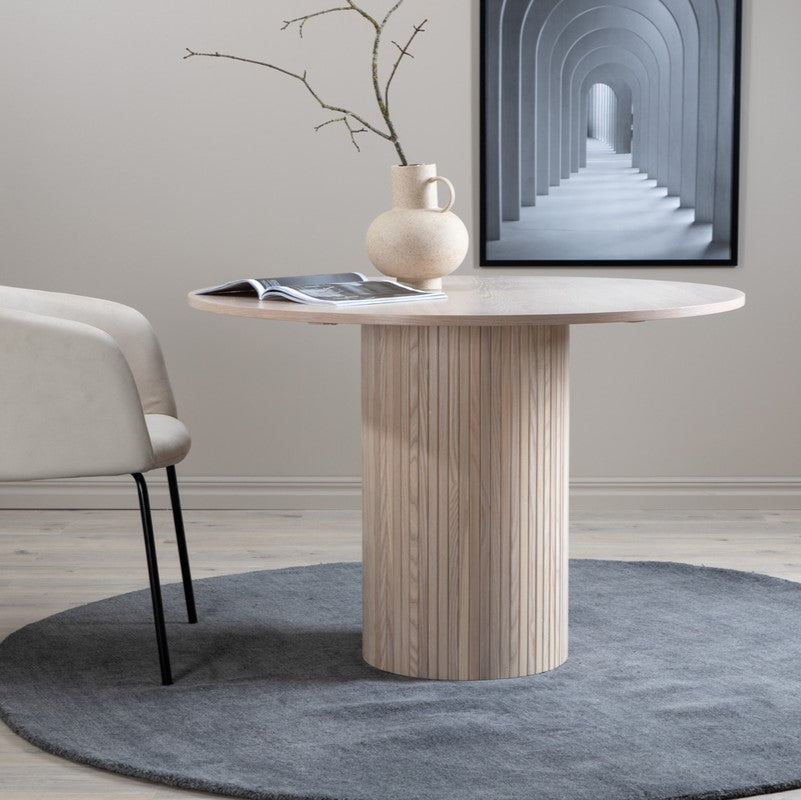 Se Floyd - Spisebord i hvidpigmenteret egefiner, diameter 110 cm. ❤ Kæmpe udvalg i 3-nordic - Køb online på udsalg og tilbud lige nu ❤ Billig fragt • Hurtig levering - Varenummer: 3-nordic-5391 og barcode / Ean: på lager - Udsalg på Spisestue - Spiseborde - Moderne designs - unikt, nytænkende og individuelt Spar stort – op til 71% - Over 2.739 brands med daglige tilbud