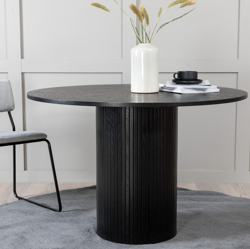 Se Floyd - Spisebord i sort egefiner, diameter 110 cm. ❤ Kæmpe udvalg i 3-nordic - Køb online på udsalg og tilbud lige nu ❤ Lav fragtpris og hurtig levering - Varenummer: 3-nordic-5389 og barcode / Ean: på lager - Udsalg på Spisestue - Spiseborde - Moderne designs - unikt, nytænkende og individuelt Få op til 63% i rabat - Shop populære mærker fra over 2.739 brands