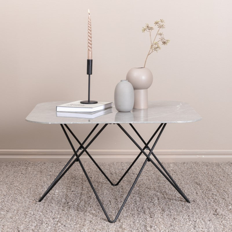 Se Tubas- Sofabord i grå marmor glas og sort metal, 80 x 80 cm ❤ Kæmpe udvalg i 3-nordic - Køb online på udsalg og tilbud lige nu ❤ Billig fragt og hurtig levering - Varenummer: 3-nordic-5480 og barcode / Ean: på lager - Udsalg på Dagligstue - Sofaborde - Moderne designs - unikt, nytænkende og individuelt Store besparelser – op til 77% - Shop over 2.281 kendte brands på udsalg