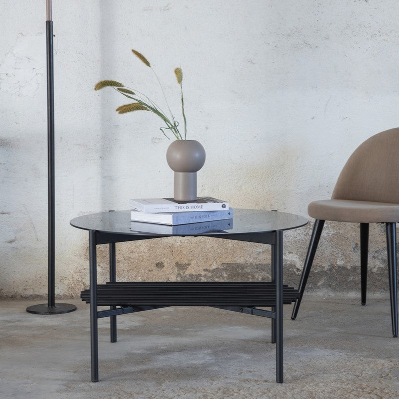 Se Bodia - Sofabord i røgfarvet glas og sort metal ❤ Kæmpe udvalg i 3-nordic - Køb online på udsalg og tilbud lige nu ❤ Hurtig levering til lave fragtpriser - Varenummer: 3-nordic-5487 og barcode / Ean: på lager - Udsalg på Dagligstue - Sofaborde - Moderne designs - unikt, nytænkende og individuelt Op til 57% rabat - Kendte mærker på udsalg – over 1.329 brands