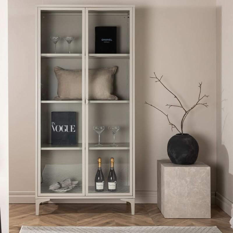 Se billigt tilbud på Wells Vitrineskab i beige metal, 90 x 190 cm. Udsalg på 3-nordic. Hurtig levering, billig fragt. Varenummer: 3NDC-5561. Spar op til 52%.