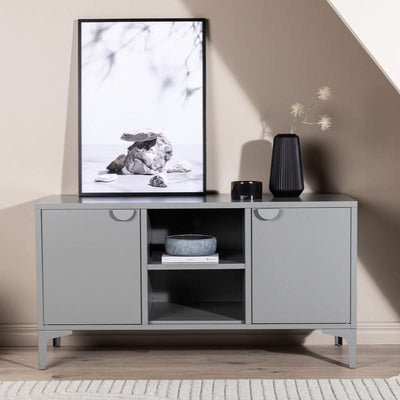 Se billigt tilbud på Wells - Skab i grå metal, 63 x 120 cm. Udsalg på TV-møbler. Spar op til 54%. Hurtig levering: 1-2 hverdage.