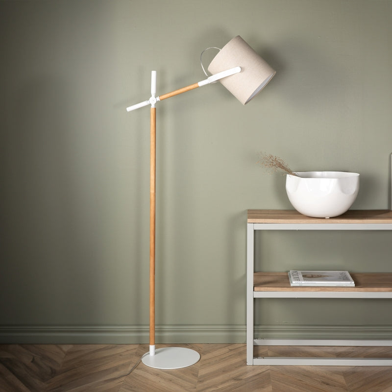 Se Crown - Gulvlampe med stofskærm og stel i hvidt metal ❤ Kæmpe udvalg i 3-nordic - Køb online på udsalg og tilbud lige nu ❤ Billig fragt og hurtig levering - Varenummer: 3-nordic-8852 og barcode / Ean: på lager - Udsalg på Lamper - Gulvlamper Spar helt op til 57% - Stort udsalg på over 739 brands