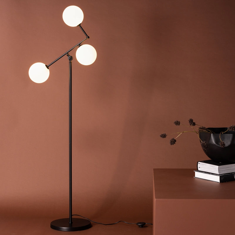 Se Morton - Gulvlampe i sort metal og glas ❤ Kæmpe udvalg i 3-nordic - Køb online på udsalg og tilbud lige nu ❤ Hurtig levering til lave fragtpriser - Varenummer: 3-nordic-8876 og barcode / Ean: på lager - Udsalg på Lamper - Gulvlamper Op til 63% rabat - Over 2.739 mærker samlet ét sted
