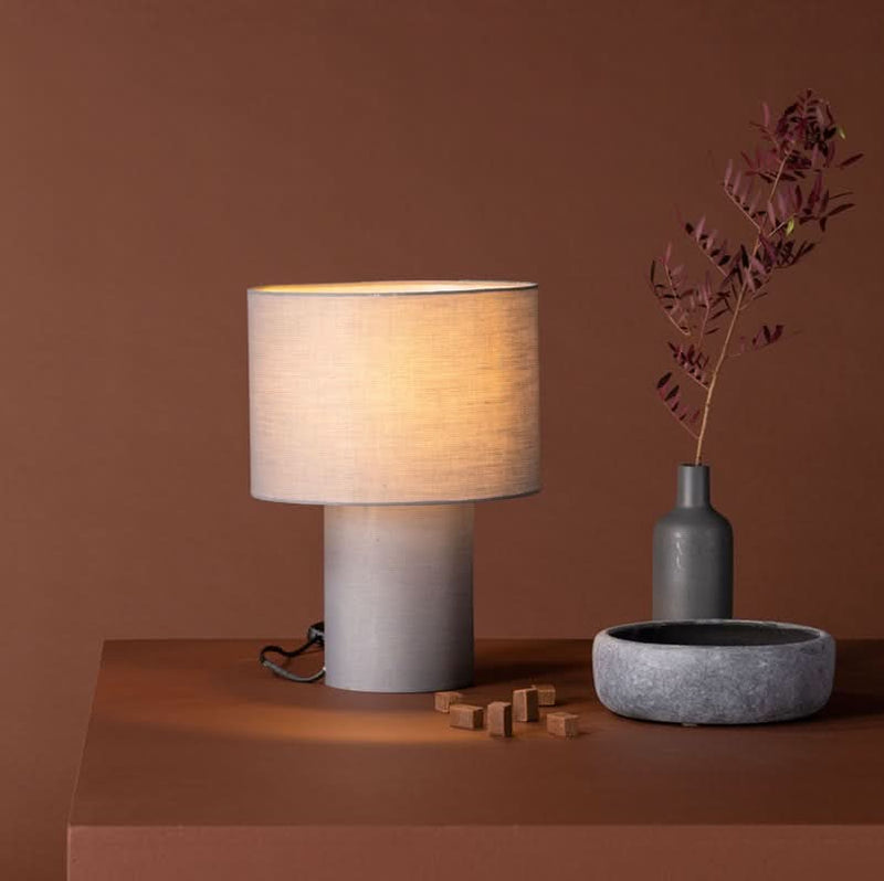Pong- Bordlampe i lysegrå stof