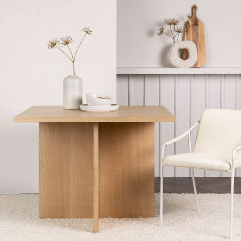 Se billigt spisebord i eg på udsalg! 100x100 cm, nordisk design. Spar op til 67%. Hurtig levering, tilbud lige nu!