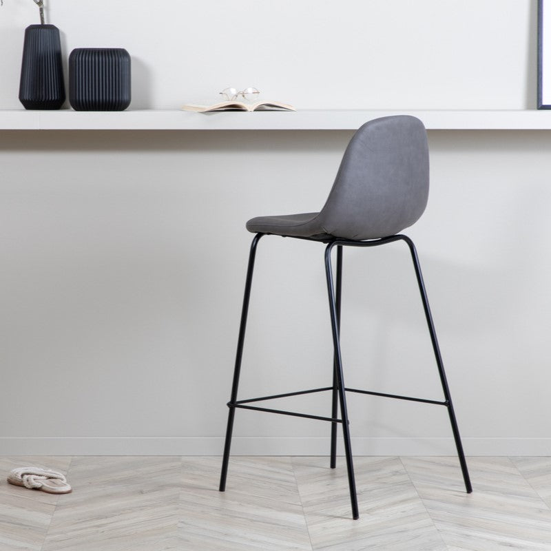 Se Cooly - 2 Barstole i metal og sæde i grå hør polyester ❤ Kæmpe udvalg i 3-nordic - Køb online på udsalg og tilbud lige nu ❤ Super billig fragt og lynhurtig levering - Varenummer: 3-nordic-5337 og barcode / Ean: på lager - Udsalg på Spisestue - Barstole Op til 61% rabat - Kendte mærker på udsalg – over 1.329 brands