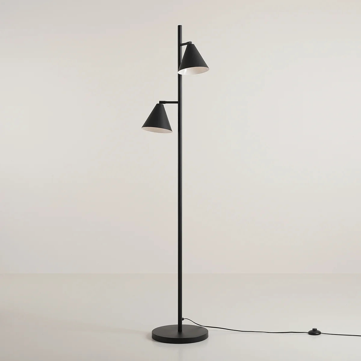 Se Frigg- Gulvlampe med to skærme i sort metal ❤ Kæmpe udvalg i 3-nordic - Køb online på udsalg og tilbud lige nu ❤ Billig fragt • Hurtig levering - Varenummer: 3-nordic-8721 og barcode / Ean: på lager - Udsalg på Lamper - Gulvlamper Store besparelser – op til 77% - Store besparelser på over 2.739 brands