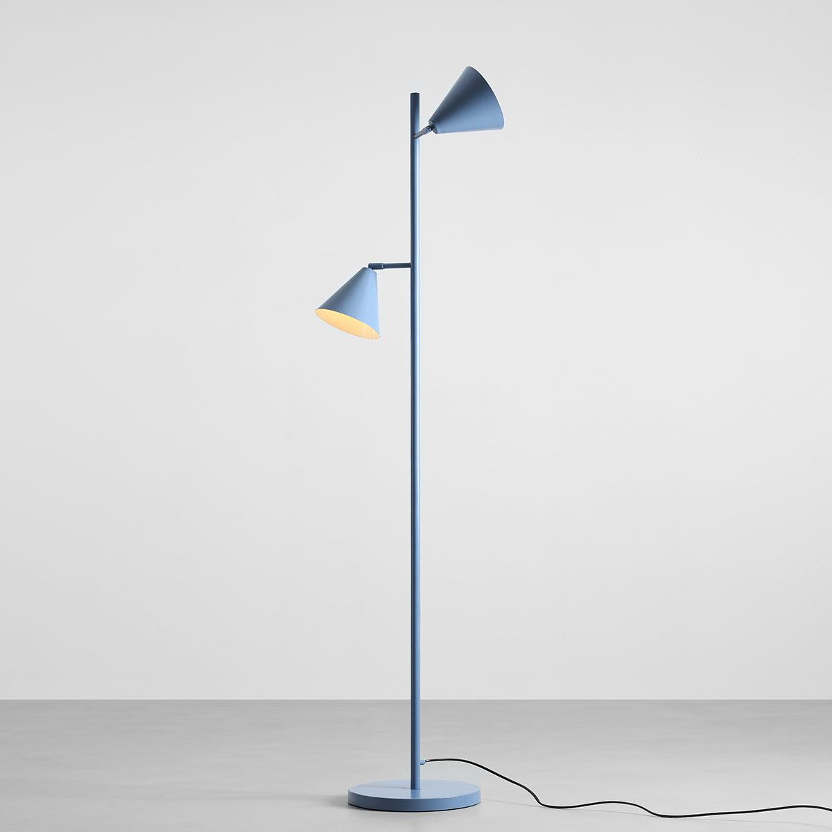 Se Frigg- Gulvlampe med to skærme i støvet blå metal ❤ Kæmpe udvalg i 3-nordic - Køb online på udsalg og tilbud lige nu ❤ Meget billig fragt og hurtig levering - Varenummer: 3-nordic-8716 og barcode / Ean: på lager - Udsalg på Lamper - Gulvlamper Store besparelser – op til 71% - 2.739+ brands til skarpe priser