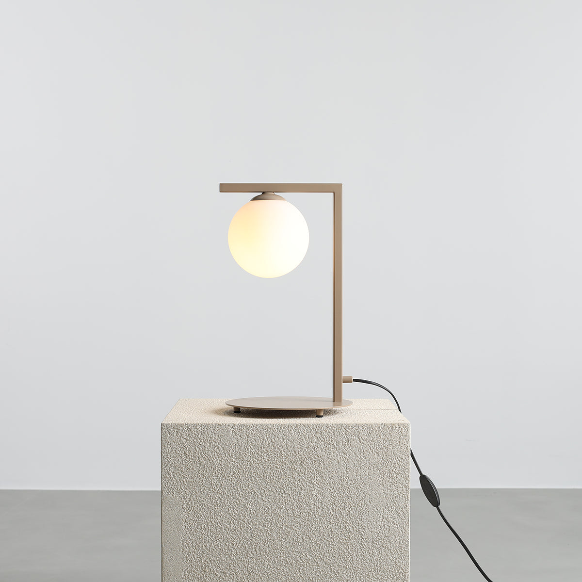 Se Moma - Bordlampe i beige metal og hvidt glas ❤ Kæmpe udvalg i 3-nordic - Køb online på udsalg og tilbud lige nu ❤ Hurtig levering til lave fragtpriser - Varenummer: 3-nordic-8699 og barcode / Ean: på lager - Udsalg på Lamper - Bordlamper Store besparelser – op til 71% - Shop over 2.281 kendte brands på udsalg