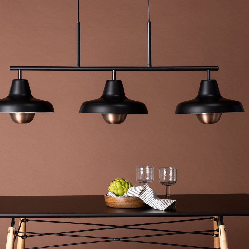 Se Kroken - Loftlampe i sort metal med tre skærme ❤ Kæmpe udvalg i 3-nordic - Køb online på udsalg og tilbud lige nu ❤ Billig fragt • Hurtig levering - Varenummer: 3-nordic-8896 og barcode / Ean: på lager - Udsalg på Lamper - Loftlamper - pendler - Langbordspendler Få op til 69% i rabat - Find over 1.798 brands på udsalg