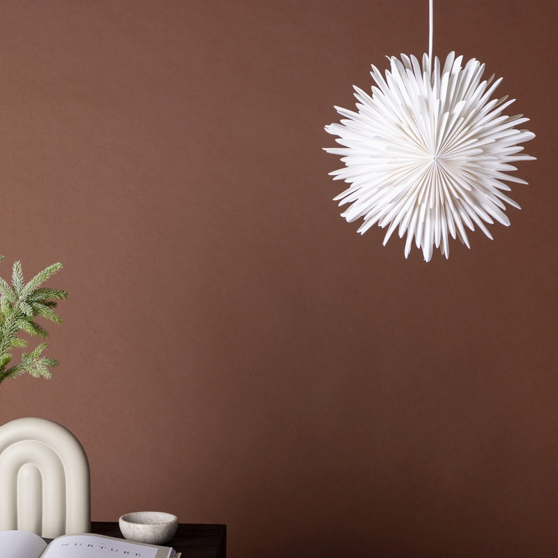 Se Topaz - Stjerneformet loftlampe i hvidt papir, fem størrelser 35 cm. ❤ Kæmpe udvalg i 3-nordic - Køb online på udsalg og tilbud lige nu ❤ Meget billig fragt og hurtig levering - Varenummer: 3-nordic-8309-7048 og barcode / Ean: på lager - Udsalg på Lamper - Jule- & hyggelys - Loftlamper Få op til 67% i rabat - Shop udsalg fra mere end 1.798 mærker