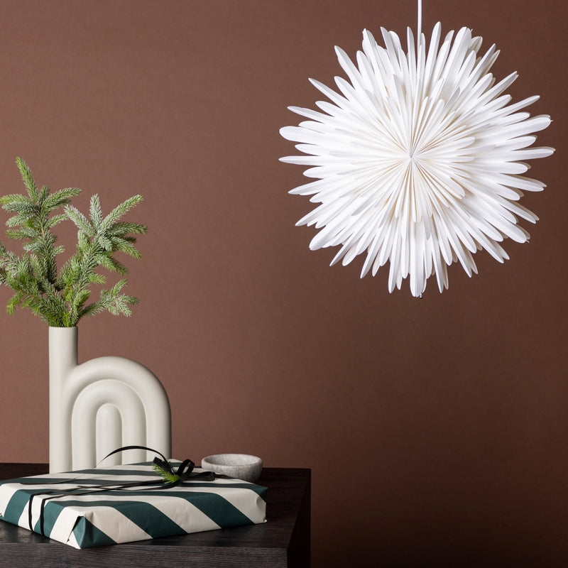 Se Topaz - Stjerneformet loftlampe i hvidt papir, fem størrelser 46 cm. ❤ Kæmpe udvalg i 3-nordic - Køb online på udsalg og tilbud lige nu ❤ Billig fragt og hurtig levering - Varenummer: 3-nordic-8309-7049 og barcode / Ean: på lager - Udsalg på Lamper - Jule- & hyggelys - Loftlamper Store besparelser – op til 71% - Store besparelser på over 2.281 brands