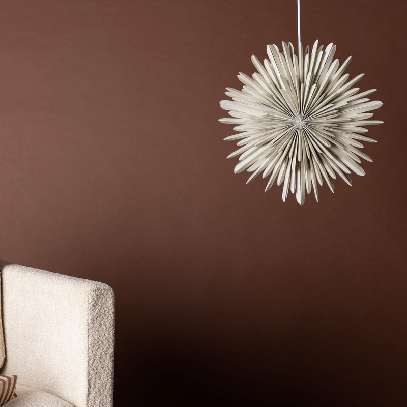 Se Topaz - Stjerneformet loftlampe i beige papir, to størrelser 46 cm. ❤ Kæmpe udvalg i 3-nordic - Køb online på udsalg og tilbud lige nu ❤ Billig fragt og hurtig levering - Varenummer: 3-nordic-8311-7059 og barcode / Ean: på lager - Udsalg på Lamper - Jule- & hyggelys - Loftlamper Spar helt op til 79% - Stort udsalg på over 739 brands