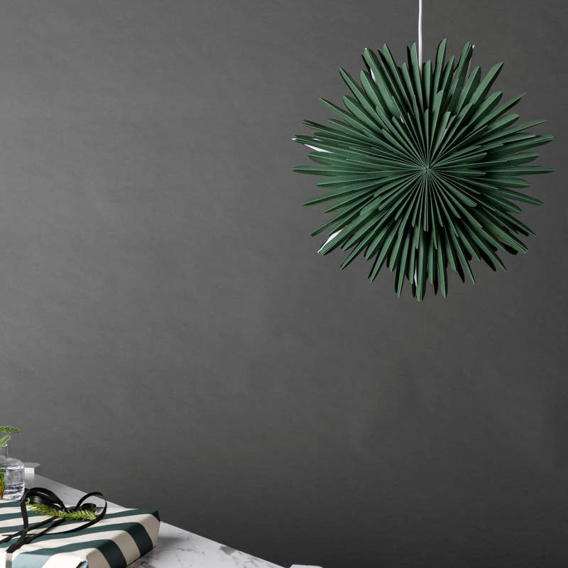 Se Topaz - Stjerneformet loftlampe i grønt papir, tre størrelser 46 cm. ❤ Kæmpe udvalg i 3-nordic - Køb online på udsalg og tilbud lige nu ❤ Super billig fragt og lynhurtig levering - Varenummer: 3-nordic-8314-7069 og barcode / Ean: på lager - Udsalg på Lamper - Jule- & hyggelys - Loftlamper Store besparelser – op til 71% - Store besparelser på over 2.281 brands
