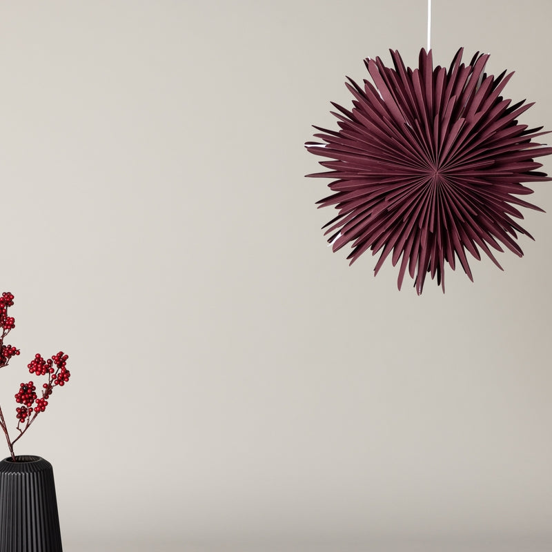 Se Topaz - Stjerneformet loftlampe i mørkerødt papir, tre størrelser 46 cm. ❤ Kæmpe udvalg i 3-nordic - Køb online på udsalg og tilbud lige nu ❤ Lav fragtpris og hurtig levering - Varenummer: 3-nordic-8312-7063 og barcode / Ean: på lager - Udsalg på Lamper - Jule- & hyggelys - Loftlamper Få op til 63% i rabat - Find over 1.798 brands på udsalg