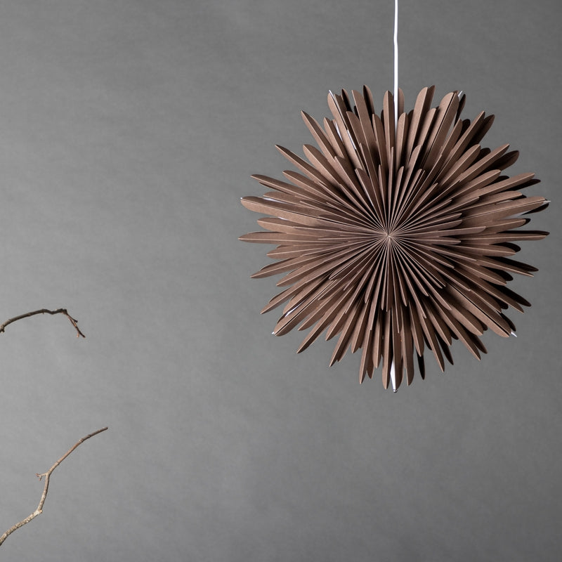Se Topaz - Stjerneformet loftlampe i greige papir, tre størrelser 46 cm. ❤ Kæmpe udvalg i 3-nordic - Køb online på udsalg og tilbud lige nu ❤ Billig fragt og hurtig levering - Varenummer: 3-nordic-8313-7066 og barcode / Ean: på lager - Udsalg på Lamper - Jule- & hyggelys - Loftlamper Få op til 67% i rabat - Shop udsalg fra mere end 1.798 mærker