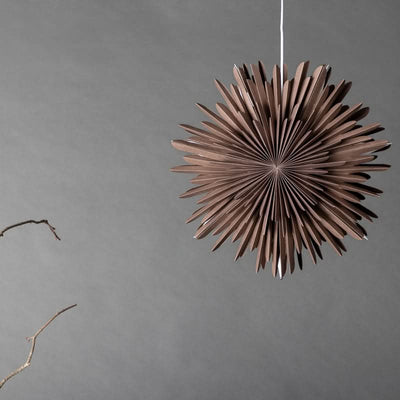 Se tilbud på Topaz loftlampe i greige papir, 3 størrelser (46 cm). Billigt udsalg! Hurtig levering (1-2 hverdage) & billig fragt. Varenummer: 3NDC-8313-7066. Over 1354 design brands på udsalg.