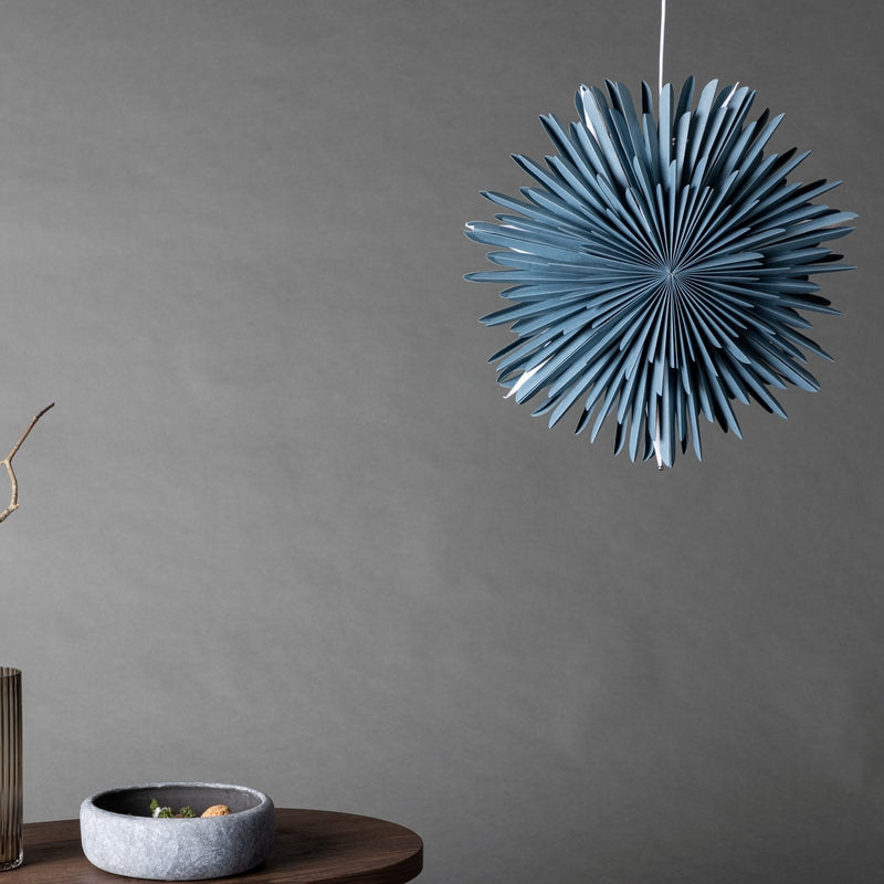 Se Topaz - Stjerneformet loftlampe i blåt papir, tre størrelser 46 cm. ❤ Kæmpe udvalg i 3-nordic - Køb online på udsalg og tilbud lige nu ❤ Hurtig levering til lave fragtpriser - Varenummer: 3-nordic-8310-7054 og barcode / Ean: på lager - Udsalg på Lamper - Jule- & hyggelys - Loftlamper Få op til 69% i rabat - Over 1.798 brands samlet på udsalg
