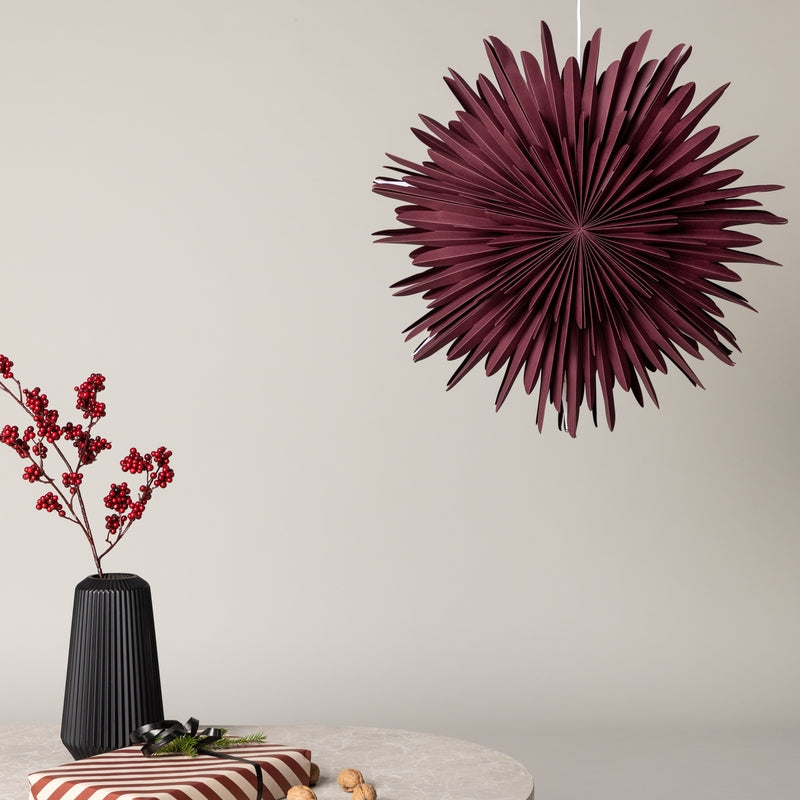Se Topaz - Stjerneformet loftlampe i mørkerødt papir, tre størrelser 60 cm. ❤ Kæmpe udvalg i 3-nordic - Køb online på udsalg og tilbud lige nu ❤ Hurtig levering til lave fragtpriser - Varenummer: 3-nordic-8312-7064 og barcode / Ean: på lager - Udsalg på Lamper - Jule- & hyggelys - Loftlamper Store besparelser – op til 67% - Udsalg på mere end 2.281 populære mærker
