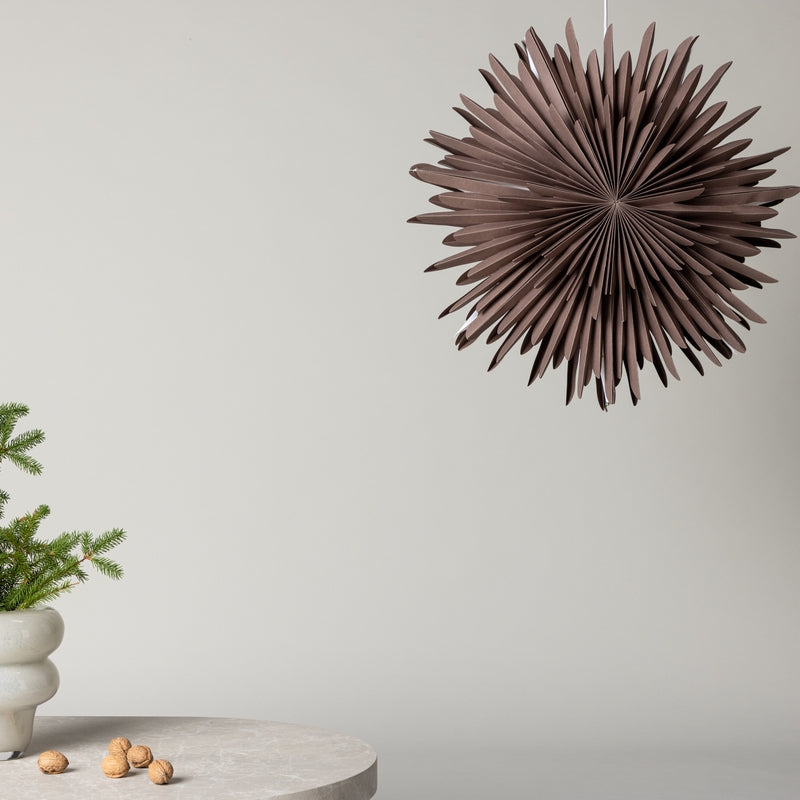 Se Topaz - Stjerneformet loftlampe i greige papir, tre størrelser 60 cm. ❤ Kæmpe udvalg i 3-nordic - Køb online på udsalg og tilbud lige nu ❤ Meget billig fragt og hurtig levering - Varenummer: 3-nordic-8313-7067 og barcode / Ean: på lager - Udsalg på Lamper - Jule- & hyggelys - Loftlamper Spar helt op til 57% - Kæmpe udsalg på over 739 brands