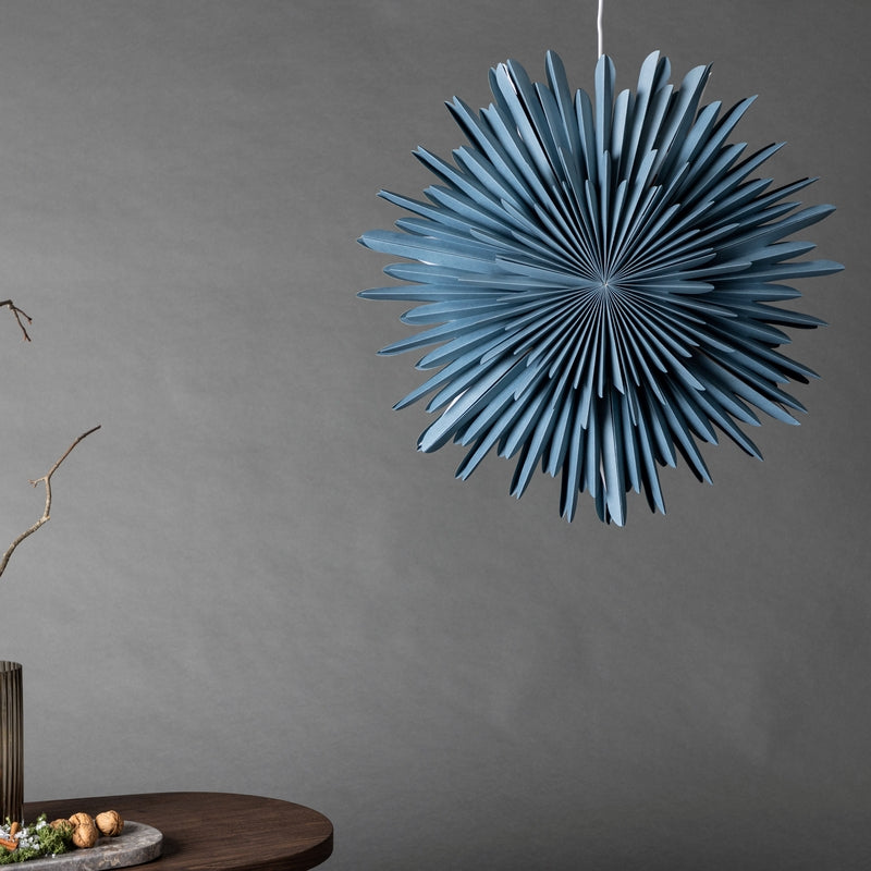 Se Topaz - Stjerneformet loftlampe i blåt papir, tre størrelser 60 cm. ❤ Kæmpe udvalg i 3-nordic - Køb online på udsalg og tilbud lige nu ❤ Billig fragt • Hurtig levering - Varenummer: 3-nordic-8310-7055 og barcode / Ean: på lager - Udsalg på Lamper - Jule- & hyggelys - Loftlamper Store besparelser – op til 77% - Shop over 2.281 kendte brands på udsalg