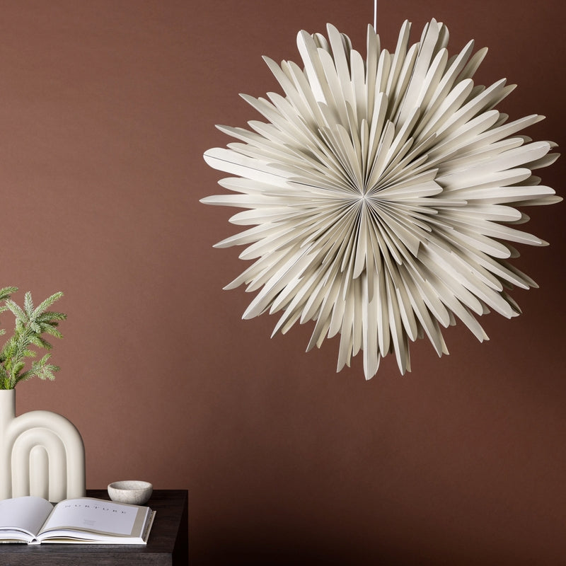 Se Topaz - Stjerneformet loftlampe i beige papir, to størrelser 100 cm. ❤ Kæmpe udvalg i 3-nordic - Køb online på udsalg og tilbud lige nu ❤ Super billig fragt og lynhurtig levering - Varenummer: 3-nordic-8311-7062 og barcode / Ean: på lager - Udsalg på Lamper - Jule- & hyggelys - Loftlamper Op til 57% rabat - Kendte mærker på udsalg – over 1.329 brands