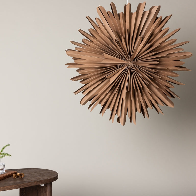 Se Topaz - Stjerneformet loftlampe i brunt papir, fire størrelser 80 cm. ❤ Kæmpe udvalg i 3-nordic - Køb online på udsalg og tilbud lige nu ❤ Meget billig fragt og hurtig levering - Varenummer: 3-nordic-8315-7074 og barcode / Ean: på lager - Udsalg på Lamper - Jule- & hyggelys - Loftlamper Få op til 69% i rabat - Over 1.798 brands samlet på udsalg