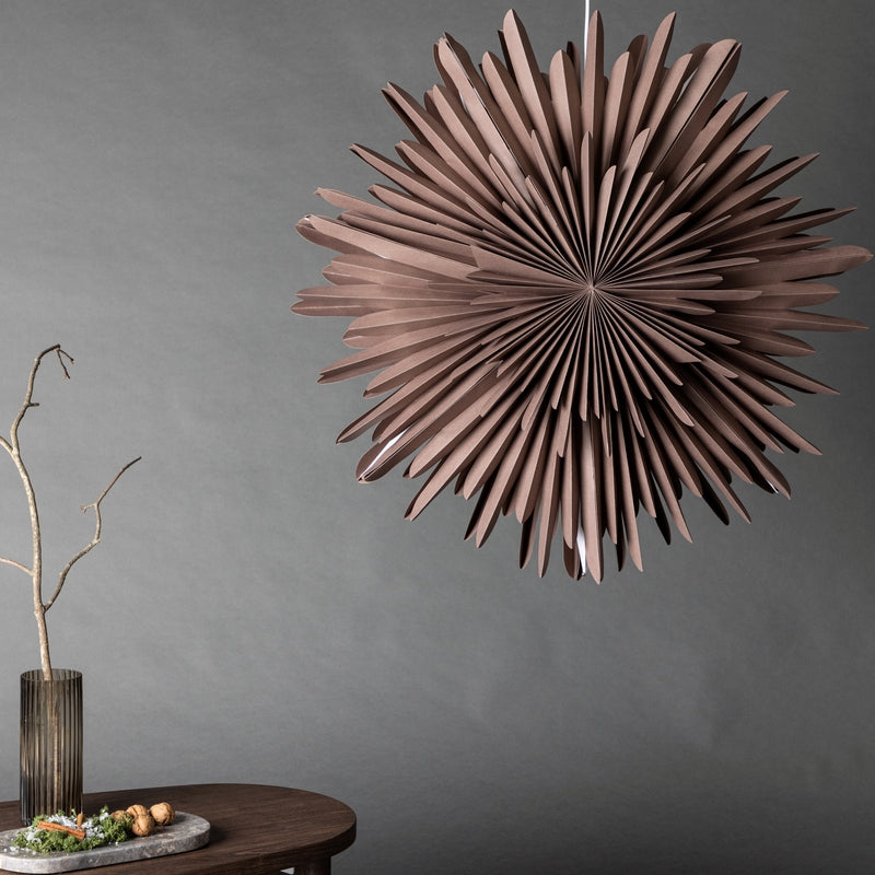Se Topaz - Stjerneformet loftlampe i greige papir, tre størrelser 80 cm. ❤ Kæmpe udvalg i 3-nordic - Køb online på udsalg og tilbud lige nu ❤ Billig fragt og hurtig levering - Varenummer: 3-nordic-8313-7068 og barcode / Ean: på lager - Udsalg på Lamper - Jule- & hyggelys - Loftlamper Op til 63% rabat - Over 1.329 brands på online udsalg
