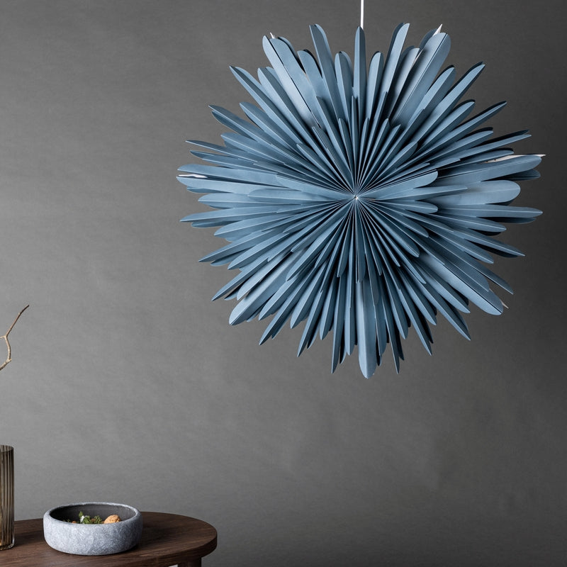 Se Topaz - Stjerneformet loftlampe i blåt papir, tre størrelser 80 cm. ❤ Kæmpe udvalg i 3-nordic - Køb online på udsalg og tilbud lige nu ❤ Meget billig fragt og hurtig levering - Varenummer: 3-nordic-8310-7056 og barcode / Ean: på lager - Udsalg på Lamper - Jule- & hyggelys - Loftlamper Spar stort – op til 53% - Over 2.739 brands med kæmpe udsalg