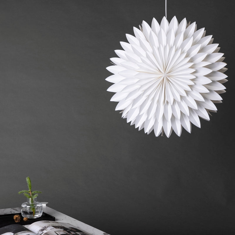 Se Icey - Stjerneformet loftlampe i hvidt papir, tre størrelser 60 cm. ❤ Kæmpe udvalg i 3-nordic - Køb online på udsalg og tilbud lige nu ❤ Lav fragtpris og hurtig levering - Varenummer: 3-nordic-8316-7078 og barcode / Ean: på lager - Udsalg på Lamper - Jule- & hyggelys - Loftlamper Spar helt op til 79% - Stort udsalg på over 739 brands