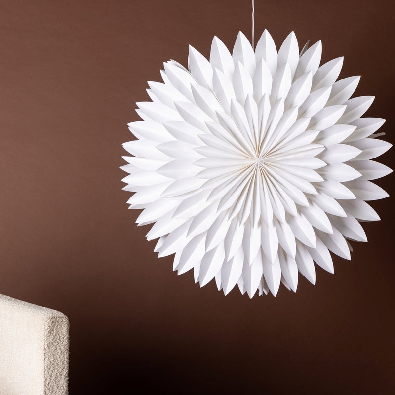 Se Icey - Stjerneformet loftlampe i hvidt papir, tre størrelser 80 cm. ❤ Kæmpe udvalg i 3-nordic - Køb online på udsalg og tilbud lige nu ❤ Hurtig levering til lave fragtpriser - Varenummer: 3-nordic-8316-7079 og barcode / Ean: på lager - Udsalg på Lamper - Jule- & hyggelys - Loftlamper Op til 57% rabat - Kendte mærker på udsalg – over 1.329 brands