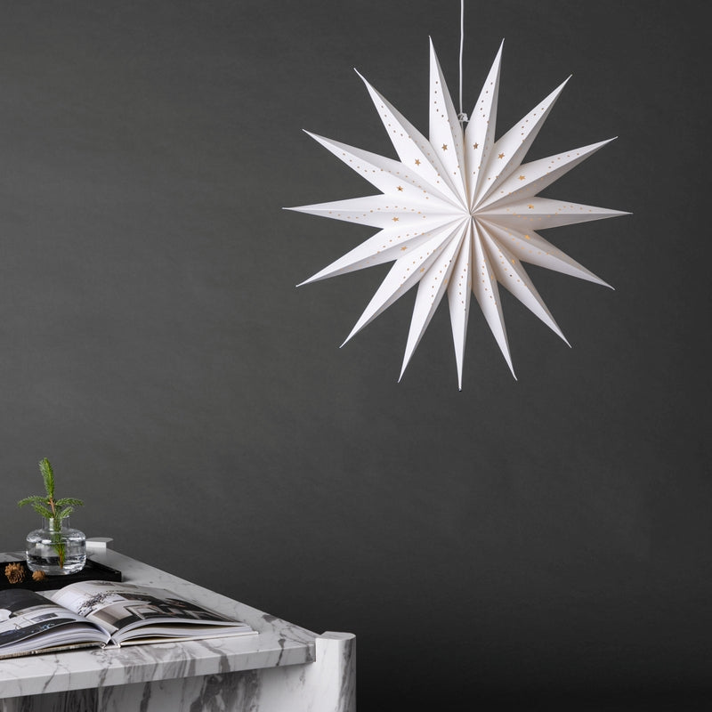Se Starry - Stjerneformet loftlampe i hvidt pair, to størrelser 60 cm. ❤ Kæmpe udvalg i 3-nordic - Køb online på udsalg og tilbud lige nu ❤ Billig fragt • Hurtig levering - Varenummer: 3-nordic-8317-7082 og barcode / Ean: på lager - Udsalg på Lamper - Jule- & hyggelys - Loftlamper Få op til 63% i rabat - Find over 1.798 brands på udsalg