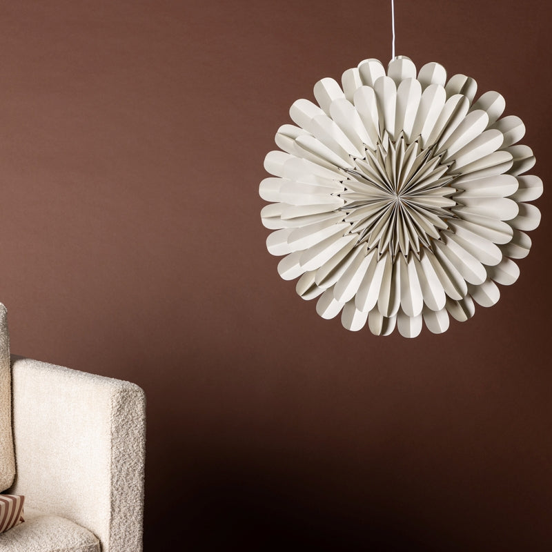 Se Juvela - Loftlampe i beige foldet papir, diameter 60 cm. ❤ Kæmpe udvalg i 3-nordic - Køb online på udsalg og tilbud lige nu ❤ Lav fragtpris og hurtig levering - Varenummer: 3-nordic-8322 og barcode / Ean: på lager - Udsalg på Lamper - Jule- & hyggelys - Loftlamper Få op til 67% i rabat - Shop udsalg fra mere end 1.798 mærker