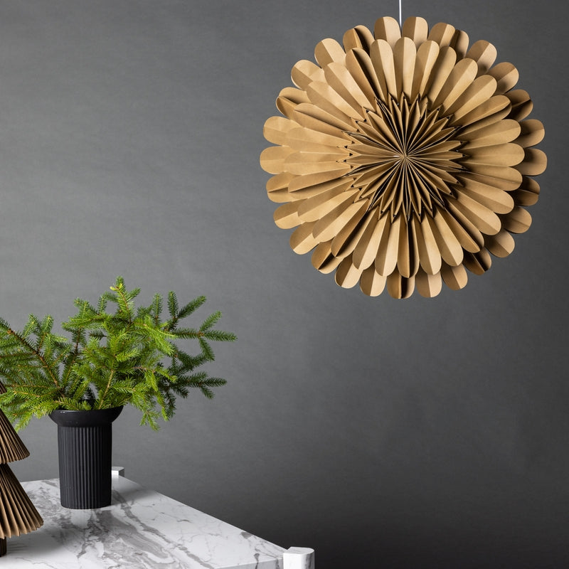 Se Juvela - Loftlampe i brun foldet papir, diameter 60 cm. ❤ Kæmpe udvalg i 3-nordic - Køb online på udsalg og tilbud lige nu ❤ Super billig fragt og lynhurtig levering - Varenummer: 3-nordic-8321 og barcode / Ean: på lager - Udsalg på Lamper - Jule- & hyggelys - Loftlamper Op til 63% rabat - Over 1.329 brands på online udsalg