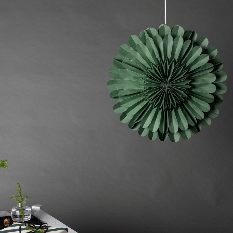 Se Juvela - Loftlampe i grøn foldet papir, diameter 60 cm. ❤ Kæmpe udvalg i 3-nordic - Køb online på udsalg og tilbud lige nu ❤ Billig fragt og hurtig levering - Varenummer: 3-nordic-8320 og barcode / Ean: på lager - Udsalg på Lamper - Jule- & hyggelys - Loftlamper Spar helt op til 57% - Kæmpe udsalg på over 739 brands
