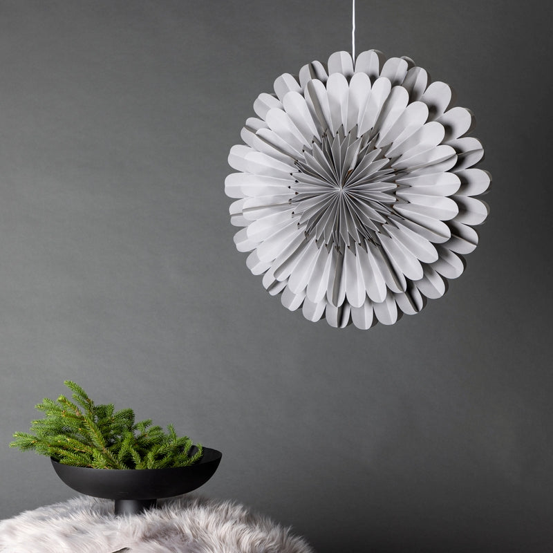 Se Juvela - Loftlampe i grå foldet papir, diameter 60 cm. ❤ Kæmpe udvalg i 3-nordic - Køb online på udsalg og tilbud lige nu ❤ Billig fragt og hurtig levering - Varenummer: 3-nordic-8319 og barcode / Ean: på lager - Udsalg på Lamper - Jule- & hyggelys - Loftlamper Spar stort – op til 71% - Over 2.739 kendte brands på stort udsalg