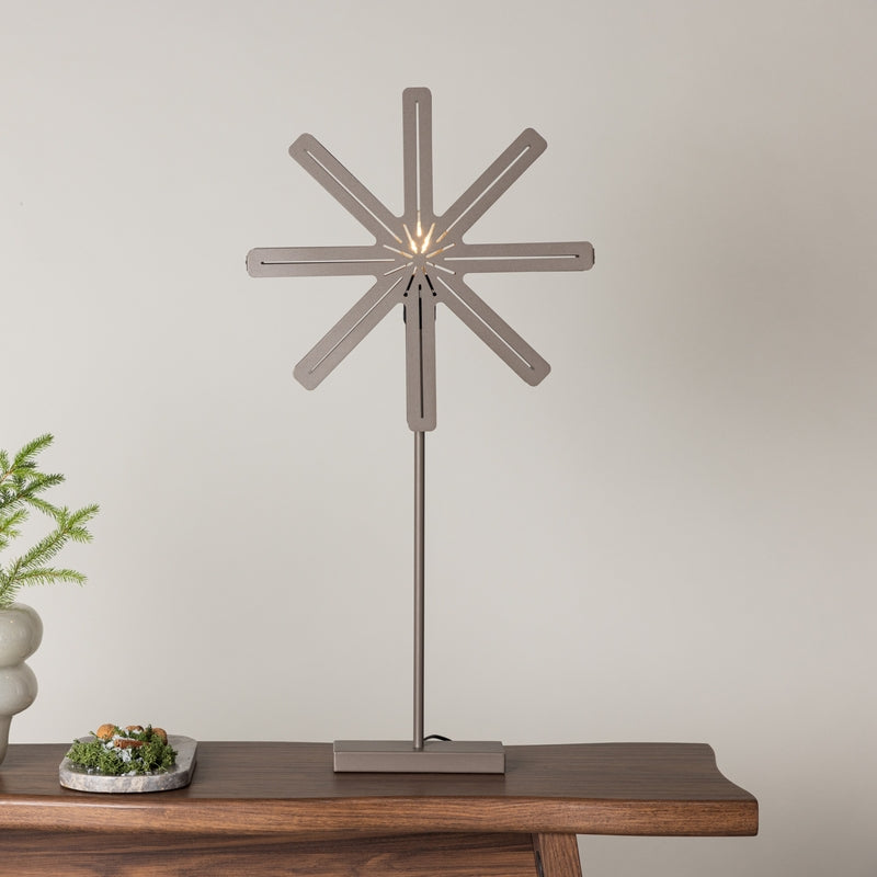 Se Platt- Bordlampe i mocca farvet metal, stjerneformet med LED lys, højde 80 cm. ❤ Kæmpe udvalg i 3-nordic - Køb online på udsalg og tilbud lige nu ❤ Lav fragtpris og hurtig levering - Varenummer: 3-nordic-8359 og barcode / Ean: på lager - Udsalg på Lamper - Jule- & hyggelys - Lysestager - bordlamper Spar stort – op til 59% - Over 2.739 kendte brands på stort udsalg
