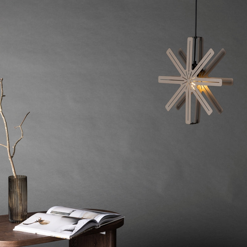 Se Bengala - Stjerneformet loftlampe i mocca metal, diameter 40 cm. ❤ Kæmpe udvalg i 3-nordic - Køb online på udsalg og tilbud lige nu ❤ Lav fragtpris og hurtig levering - Varenummer: 3-nordic-8330 og barcode / Ean: på lager - Udsalg på Lamper - Jule- & hyggelys - Loftlamper Store besparelser – op til 77% - 2.739+ brands til skarpe priser